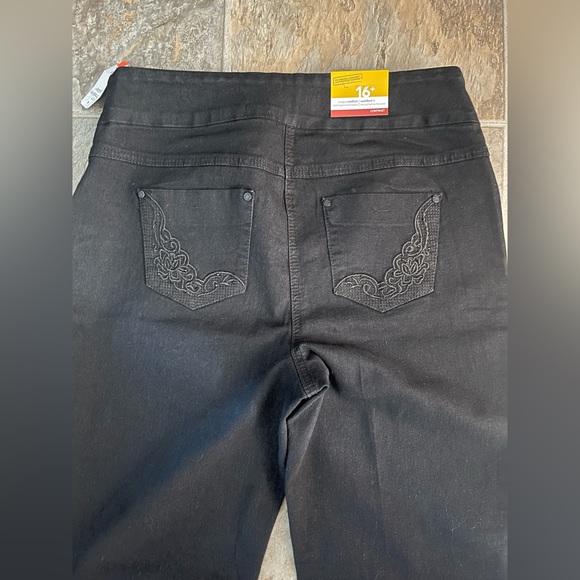 3 for $30. Reitmans jeans - Picture 3 of 4